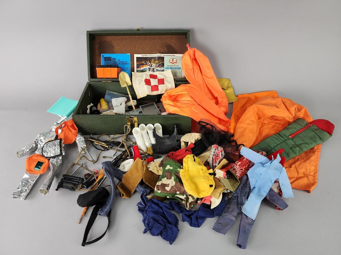 G.I. Joe Wooden Box with Accessories (1 of 5)