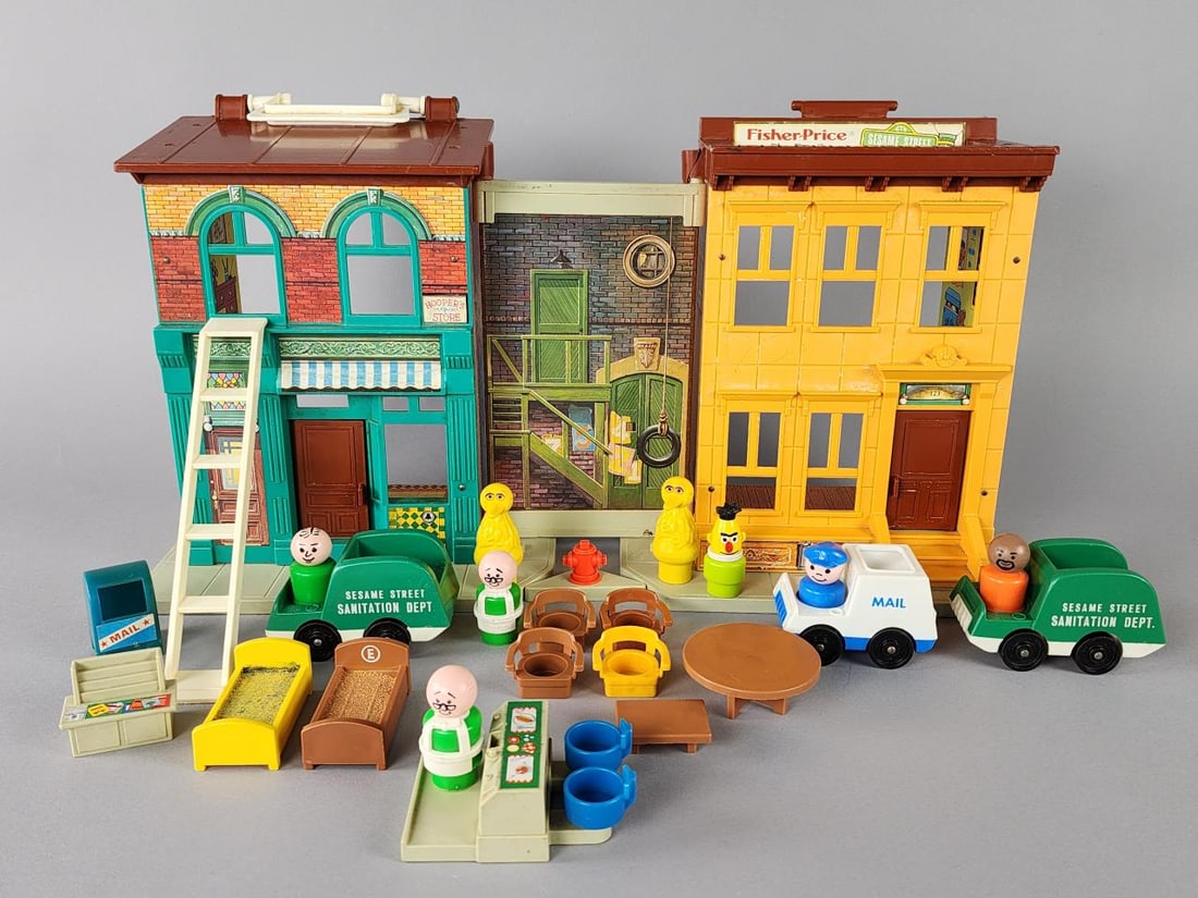 Play Family Sesame Street Building & Accessories: Fisher Price 938 appx. 12.5'' x 10.5'' x 12'' closedCars, mail, people, Big Bird, Burt...