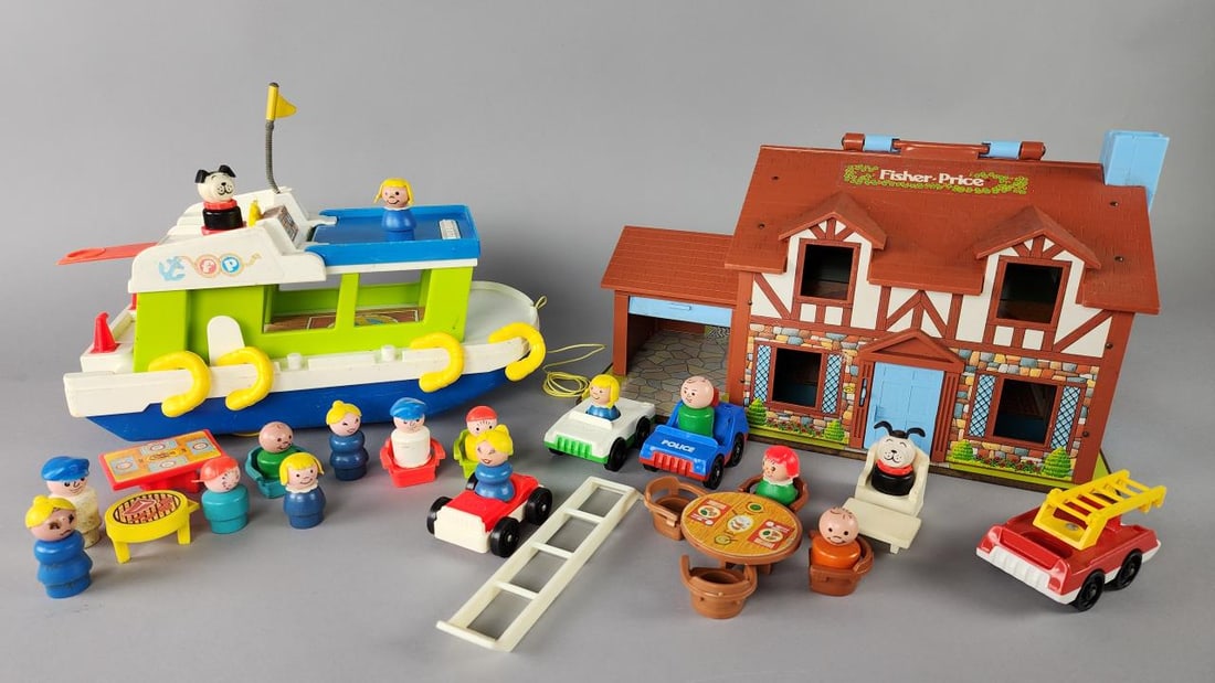 Fisher Price Play Family House & House Boat: Fisher Price Family House 952 appx. 15.5'' x 9.5'' x 9'' and House Boat 985 appx. 13'' x 7'' x 10'' with flagLife vests, table, people, dog....