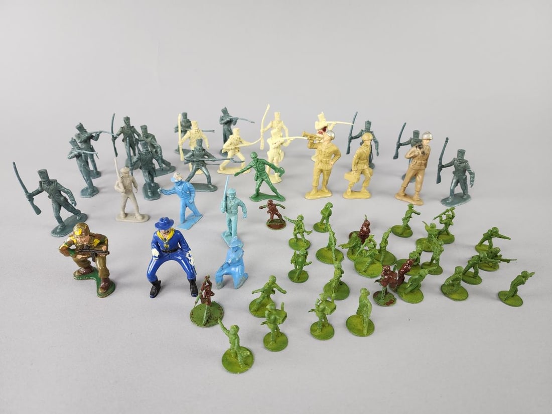 50 +/- Vintage Plastic Army Figures (1 of 7)