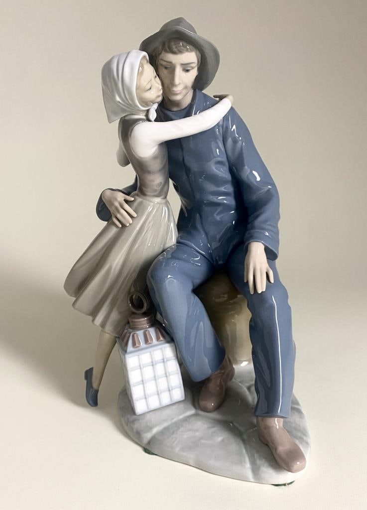 "The Kiss" Lladro Porcelain Figural Group 4888: Late 20 th century Lladro porcelain sculpture designed by Vincente Martinez in 1974. Height 12".