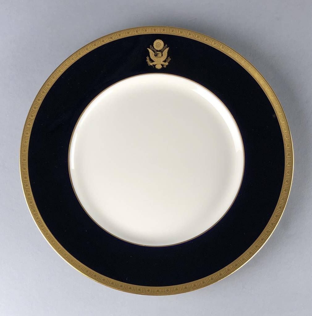 White House Presidential Plate Ronald Reagan: Dinner plate from the Ronald Reagan Administration, cobalt rim, Stars and Stripe gilt edge, and gilt "Great Seal of the United States," Syracuse China (USA), circa 1980s, 10 1/2 in D.