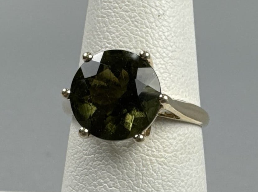10K Yellow Gold Green Stone Ring (1 of 5)