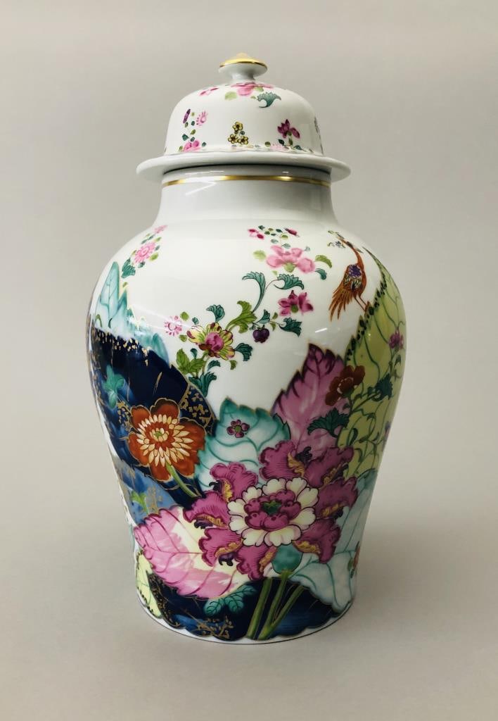 Mottahedeh Tobacco Leaf Ginger Jar: Porcelain lidded ginger jar made by Mottahedeh for the Metropolitan Museum of Art, in the Tobacco Leaf pattern, marked on underside, American late 20th Century, 16" in height x 9-1/2" in diameter.