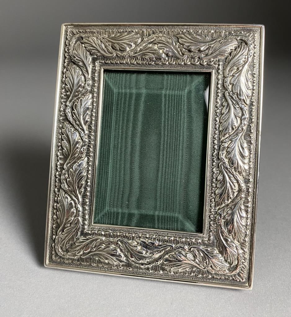 Buccellati sterling Oak Leaf Picture Frame: Gianmaria Buccellati photo frame with solid silver front piece weighing 67 grams, frame is 4-1/4" x 5-1/8", with photo opening size 2-1/8" x 3-1/8", marked with 925, Italian silver hallmark, and maker