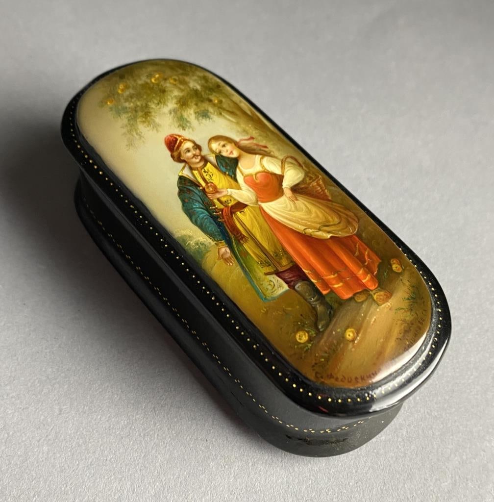 Russian Fedoskino Lacquer Box Young Lovers (1 of 4)