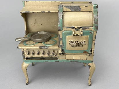 Arcade Hotpoint Range, 1920-46: Lots of moving parts on this mid century range in cream and green. 5 1/2 x 2 3/4 x 6 1/4" tall. Also included is the original frying pan. 