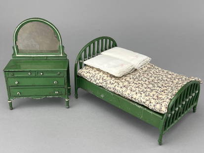 Arcade Cast Iron Bed And Dresser, #692B: This green set dates to 1920-46. In very good condition the dresser is 4 1/4 x 2 x 6 1/2" tall. The bed is 8 x 5 x 3 1/2" tall. Comes with bedding. Original tin mirror. 
