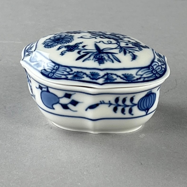 Meissen Blue Onion Trinket Box with Lid (1 of 9)