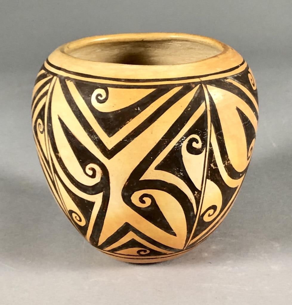 Signed Native American Hopi Pottery pot (1 of 9)