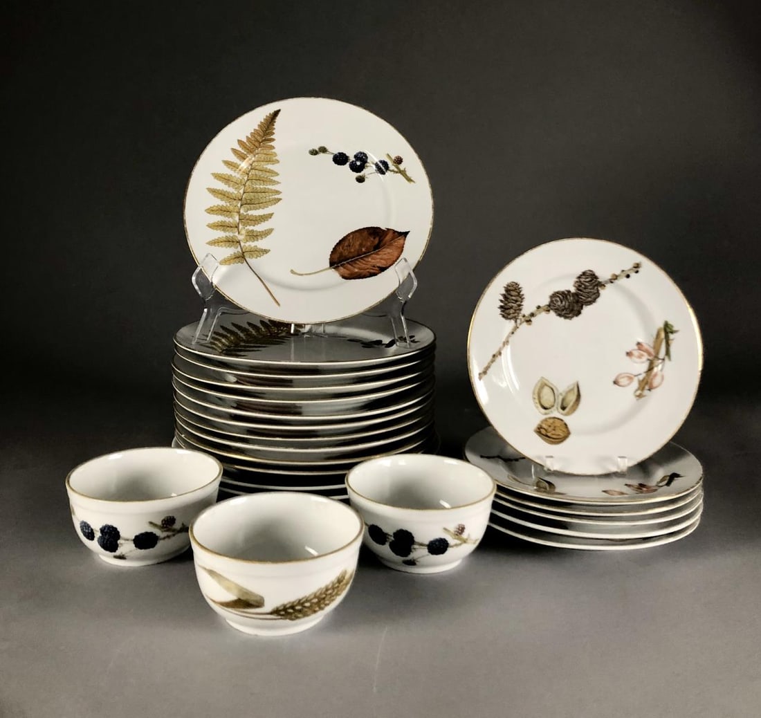Royal Worcester Wild Harvest Gold Plates & Bowls: Collection of Royal Worcester dinnerware, in the "Wild Harvest Gold" pattern, all pieces are made in England, circa mid to late 20th Century. Includes: (11) 10" dinner plates; (2) 10-1/4" dinner plate