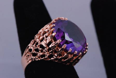 Large Color Change Sapphire Ladies Cocktail 14K