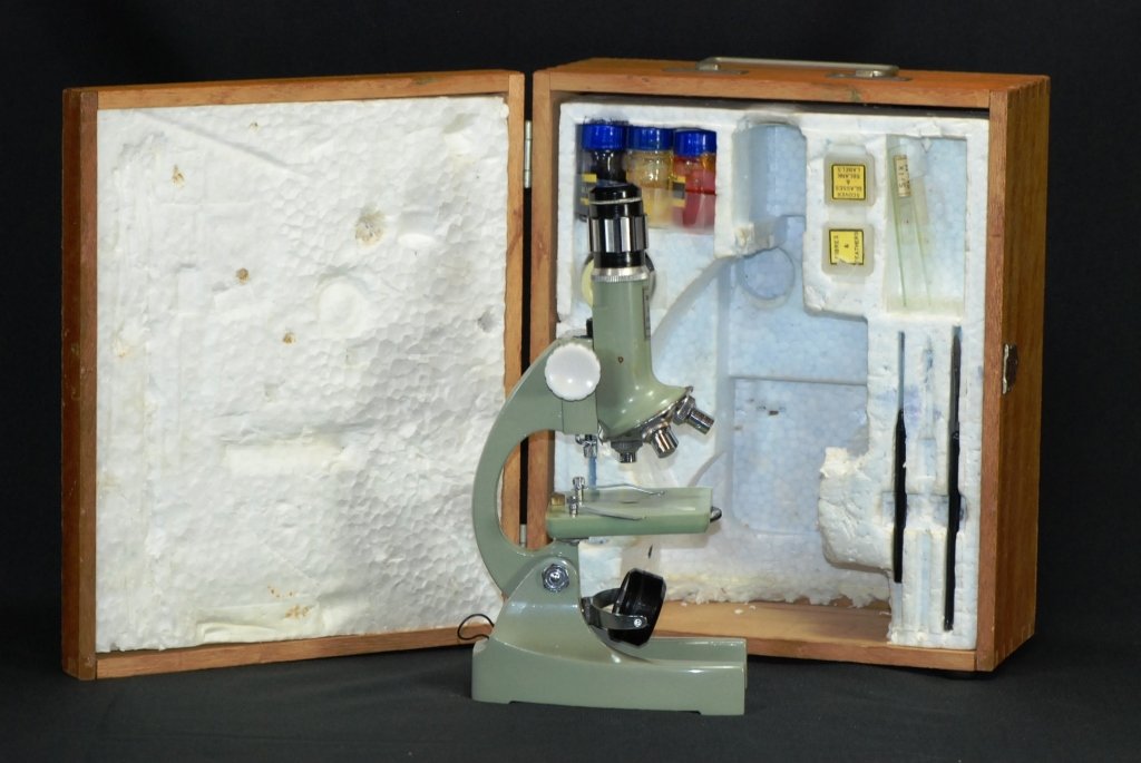 Tasco Student Microscope w/Case: 50-900X zoom