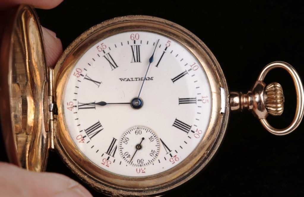 ANTIQUE WALTHAM HUNTING CASE POCKET WATCH (1 of 6)