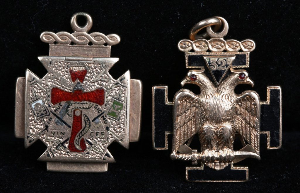 2 MASONIC WATCH FOBS 34.4 grams TW - UNMARKED GOLD (1 of 2)