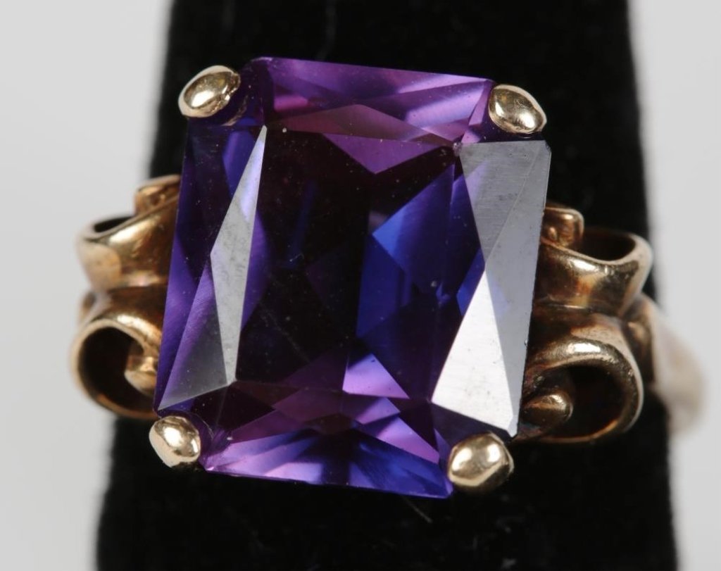 14k YG and COLOR CHANGE SYNTHETHIC SAPPHIRE RING (1 of 2)