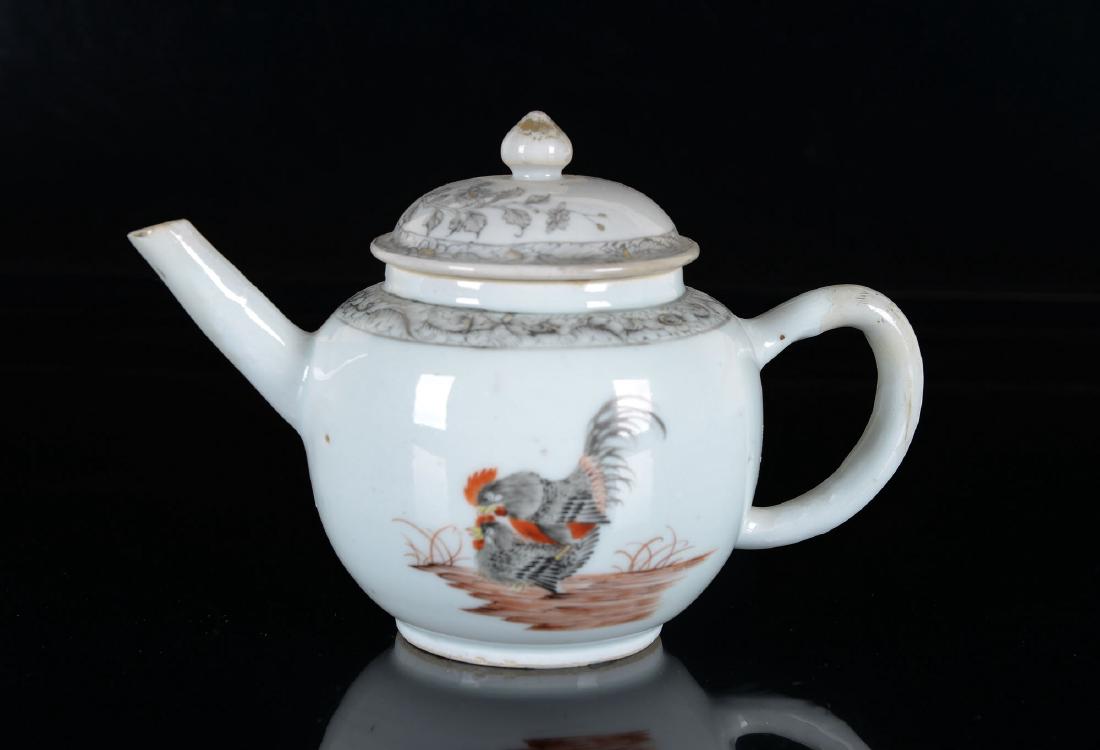 An Encre-de-Chine teapot decorated with rooster and: An Encre-de-Chine teapot decorated with rooster and hen. China, 18th century. H. 13,5 cm.