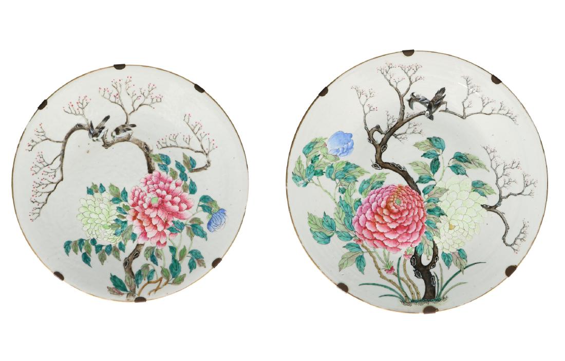 A pair of polychrome porcelain chargers, decorated with (1 of 4)