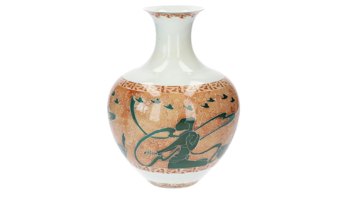 A polychrome porcelain vase decorated with kneeling (1 of 6)