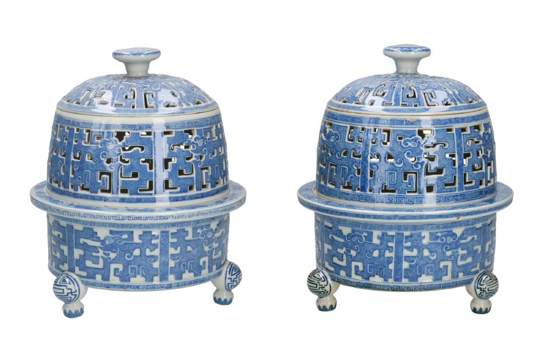 A lot of two blue and white porcelain insence burners, (1 of 9)