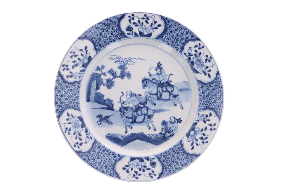 A pair of blue and white porcelain dishes, decorated (1 of 6)