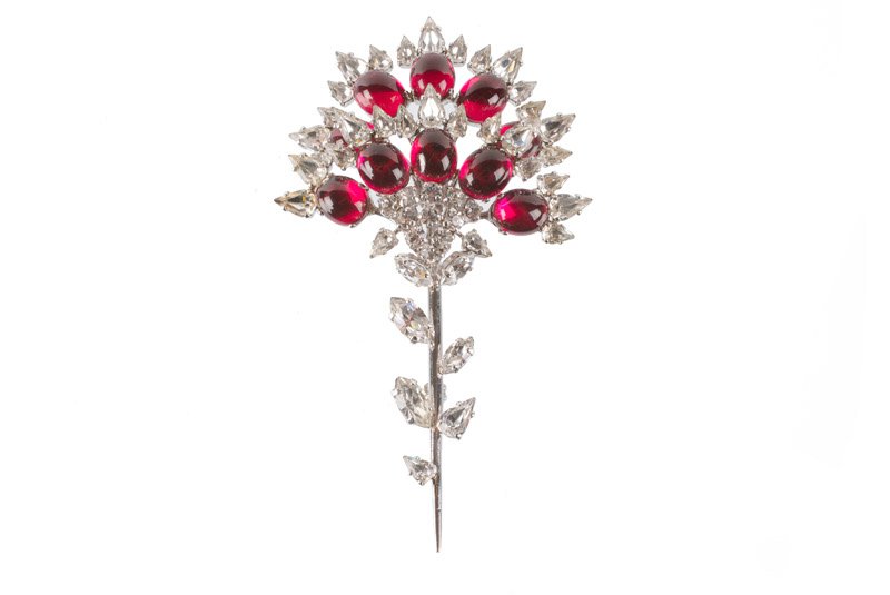 A Christian Dior silvertone brooch in flower shape, set (1 of 3)