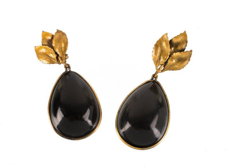 A Coro Craft goldtone pair of earclips, set with green: A Coro Craft goldtone pair of earclips, set with green stones. One signed Coro Craft. L. 2,5 cm.