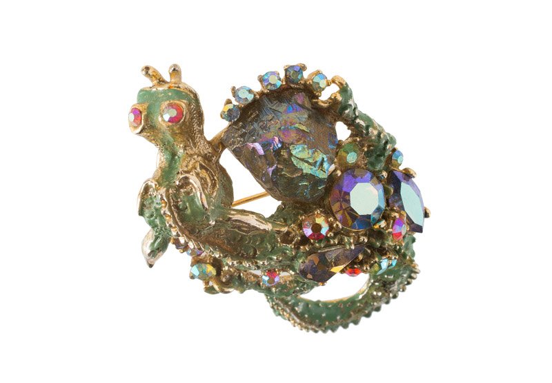 A HAR dragon brooch, set with various color, mystic (1 of 1)