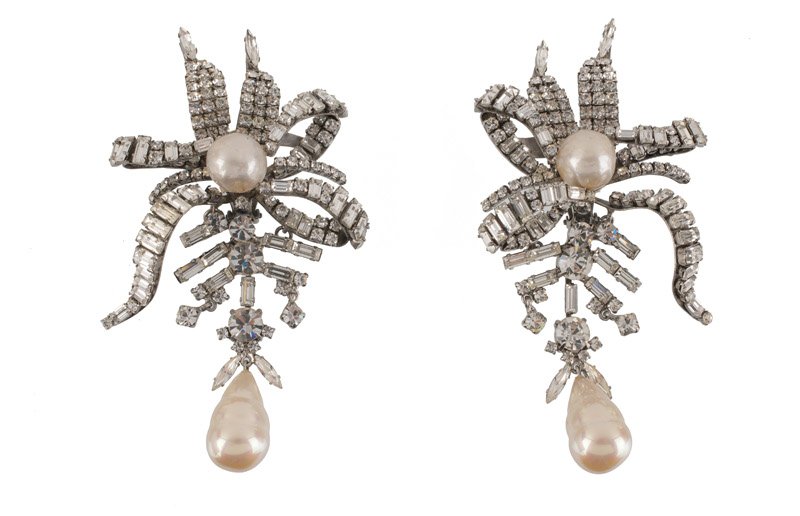 An Iradj Moini (attributed to) pair of earclips, set: An Iradj Moini (attributed to) pair of earclips, set with rhinestones and faux pearls. Unsigned. L. 12 cm.