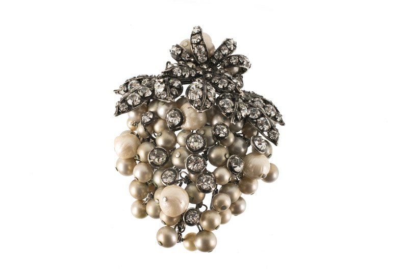 An Iradj Moini silvertone leaf shaped brooch, set with (1 of 1)