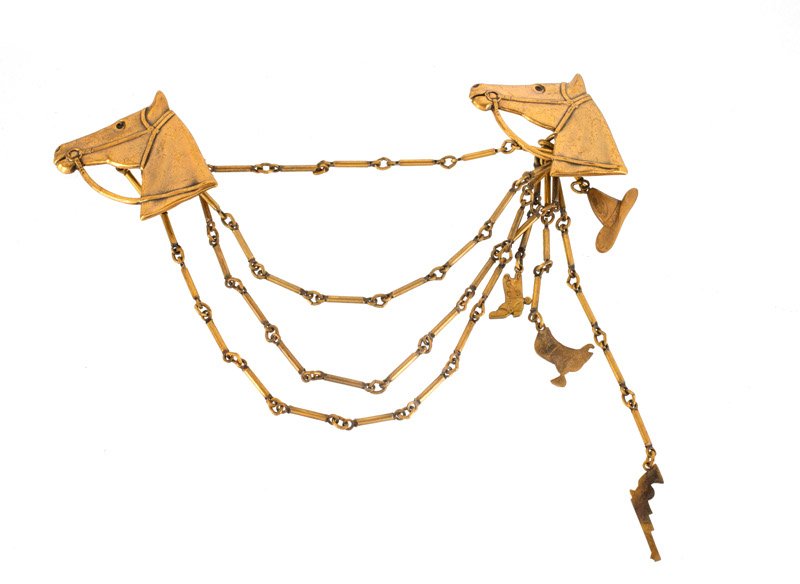 A Joseff Hollywood goldtone chatelaine with horse: A Joseff Hollywood goldtone chatelaine with horse heads. Signed Joseff. L. 14,5 cm.
