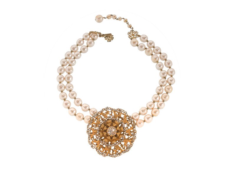 A Miriam Haskell faux pearl and goldtone necklace with: A Miriam Haskell faux pearl and goldtone necklace with pendant, set with rhinestones. Pendant and clasp signed Miriam Haskell. L. 40 cm.