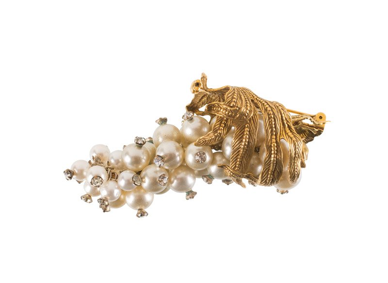 A Sandor Co. goldtone brooch, set with faux pearls and: A Sandor Co. goldtone brooch, set with faux pearls and rhinestones. Signed Sandor Co. L. 7,5 cm.