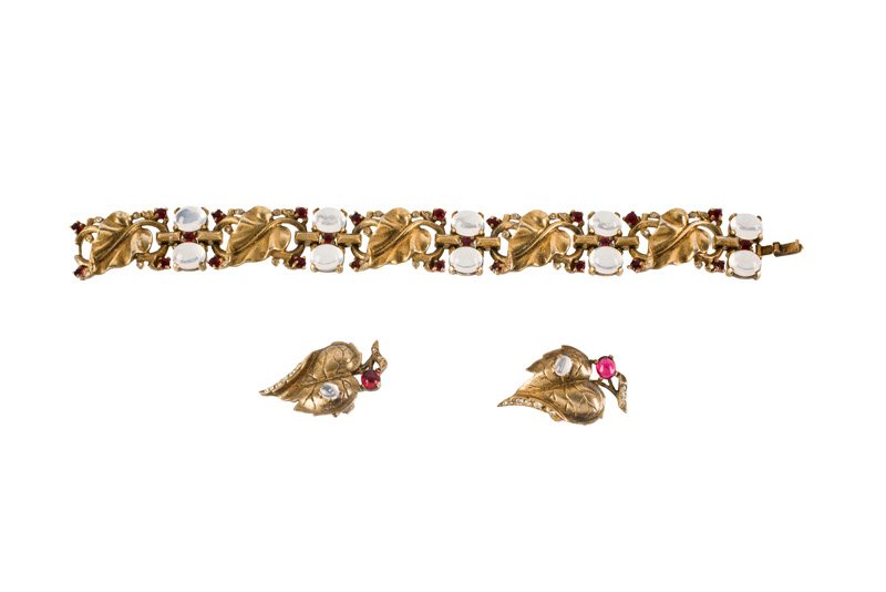 A Trifari goldtone bracelet and pair of earclips, set (1 of 1)