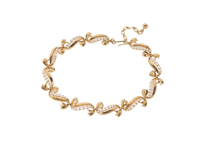 A Trifari goldtone and faux peal necklace. Signed: A Trifari goldtone and faux peal necklace. Signed Trifari. L. 40,5 cm.