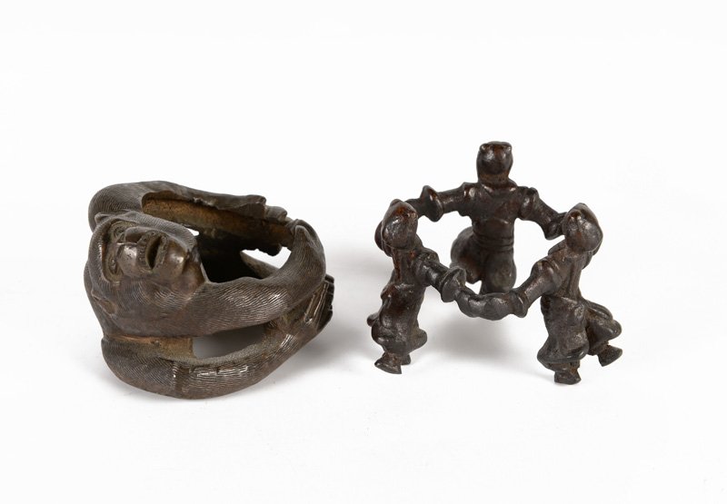 Two bronze cover supports in the shape of dancing: Two bronze cover supports in the shape of dancing figures and a monkey. Japa, Edo - Meiji period. H. 5 cm. Diam. 6 cm.