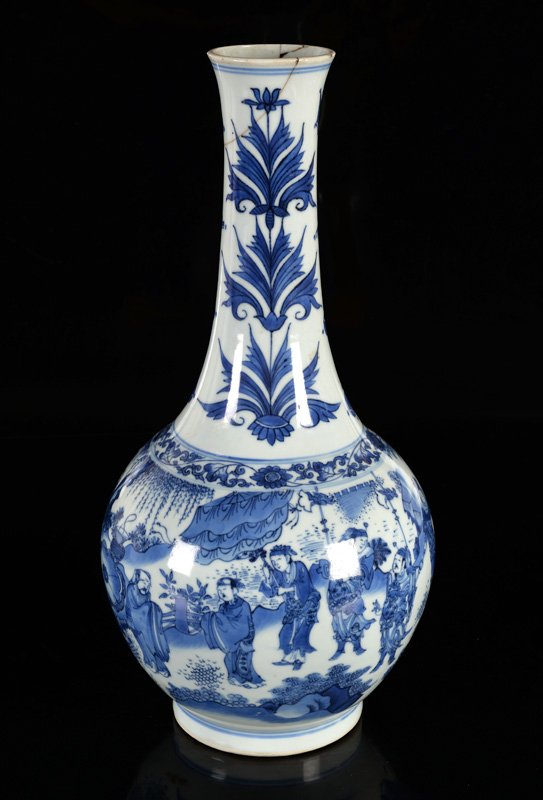 A blue and white porcelain long neck vase, decorated: A blue and white porcelain long neck vase, decorated with dignitaries in a garden next to a river. In the garden is a ricksha, lancer and a gentlemen speaks to his servant next to a river. China, Tran