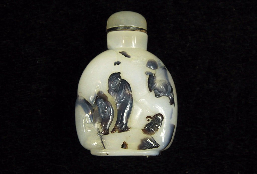 Chinese Carved Agate Snuff Bottle (1 of 2)