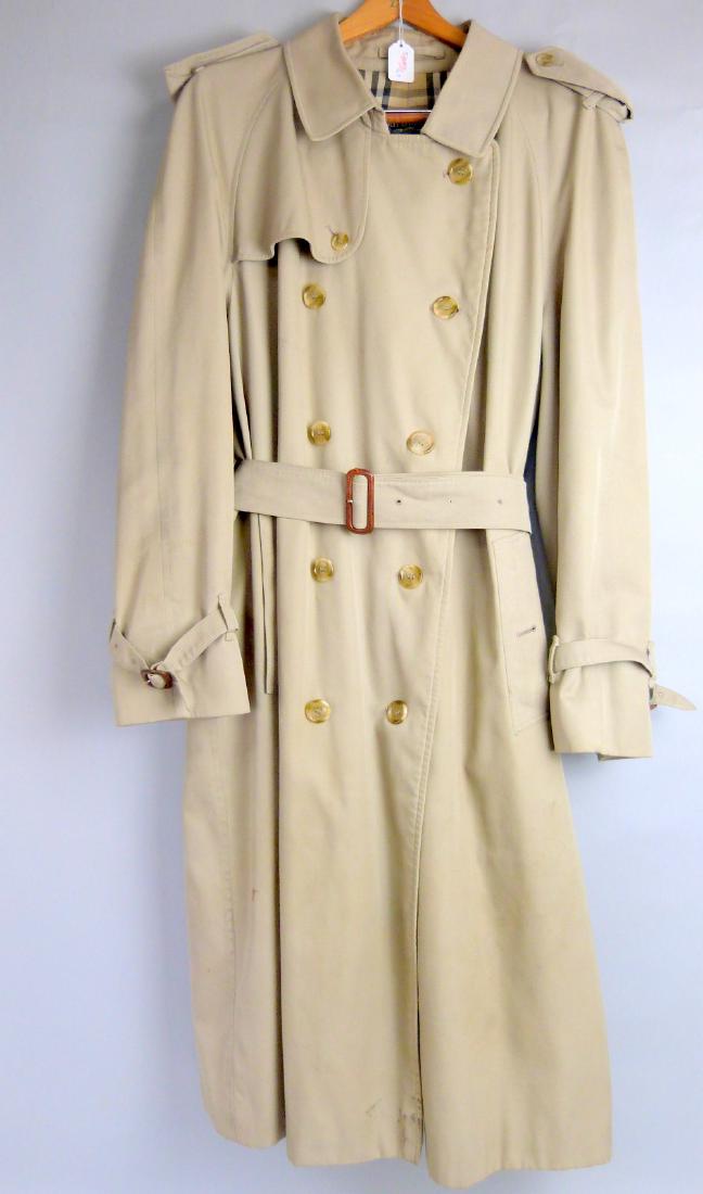 Burberry gentlemen's raincoat (1 of 2)