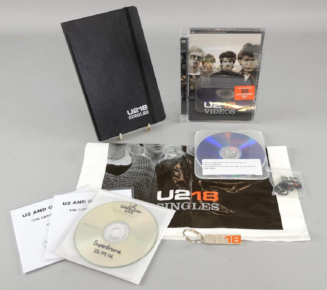 U2 - 18 Singles DVD, U218 note book, pro (1 of 1)