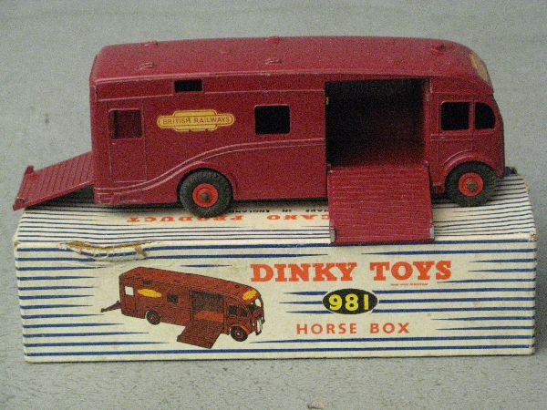 Dinky 981 Horse Box, in original box