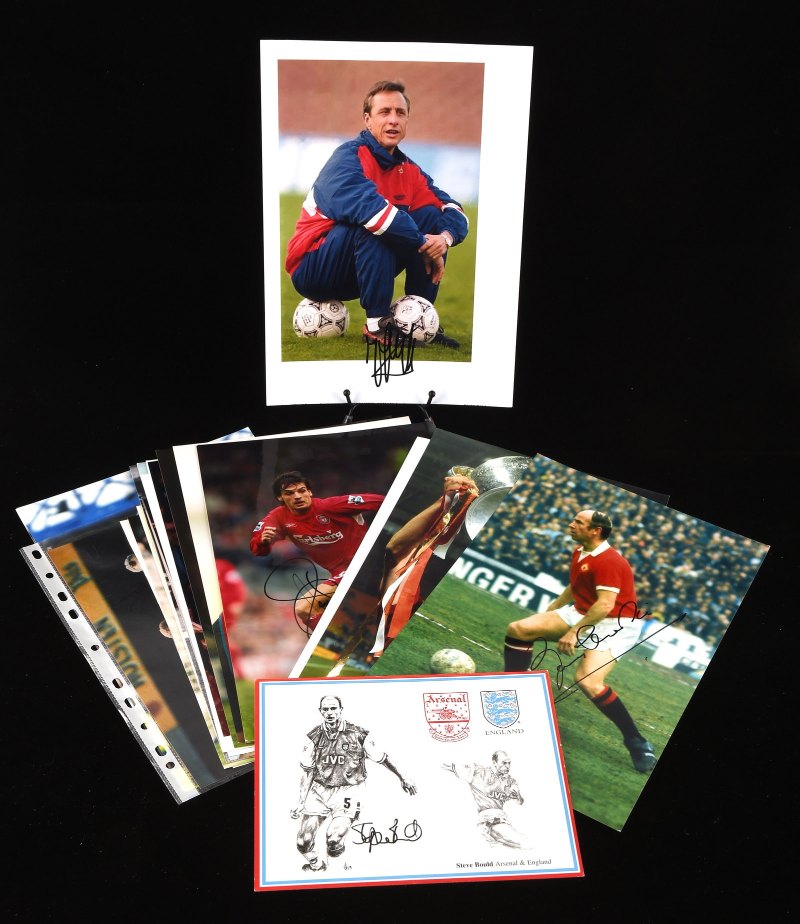 Football Autographs Premier League Players - Coll: Football Autographs Premier League Players - Collection of 29 autographs of popular football players, to include; Johan Cruyff?, Bobby Charlton, Ryan Giggs, Jack Charlton, Paul Gascoigne, Geoff Hurst,