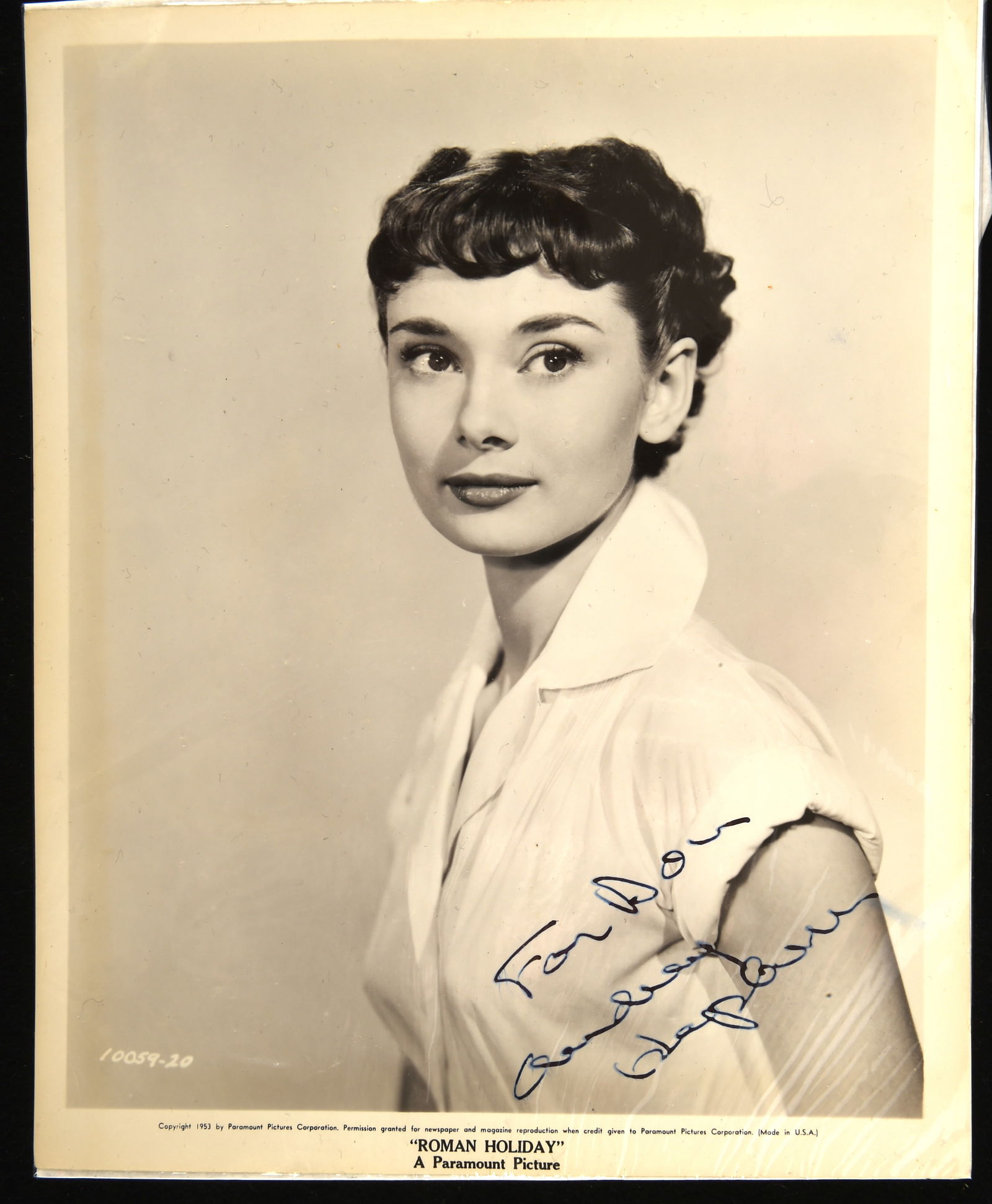 Audrey Hepburn Autograph – Audrey Hepburn signed 10 x 8 still from Roman Holiday (1958), signed in (1 of 1)
