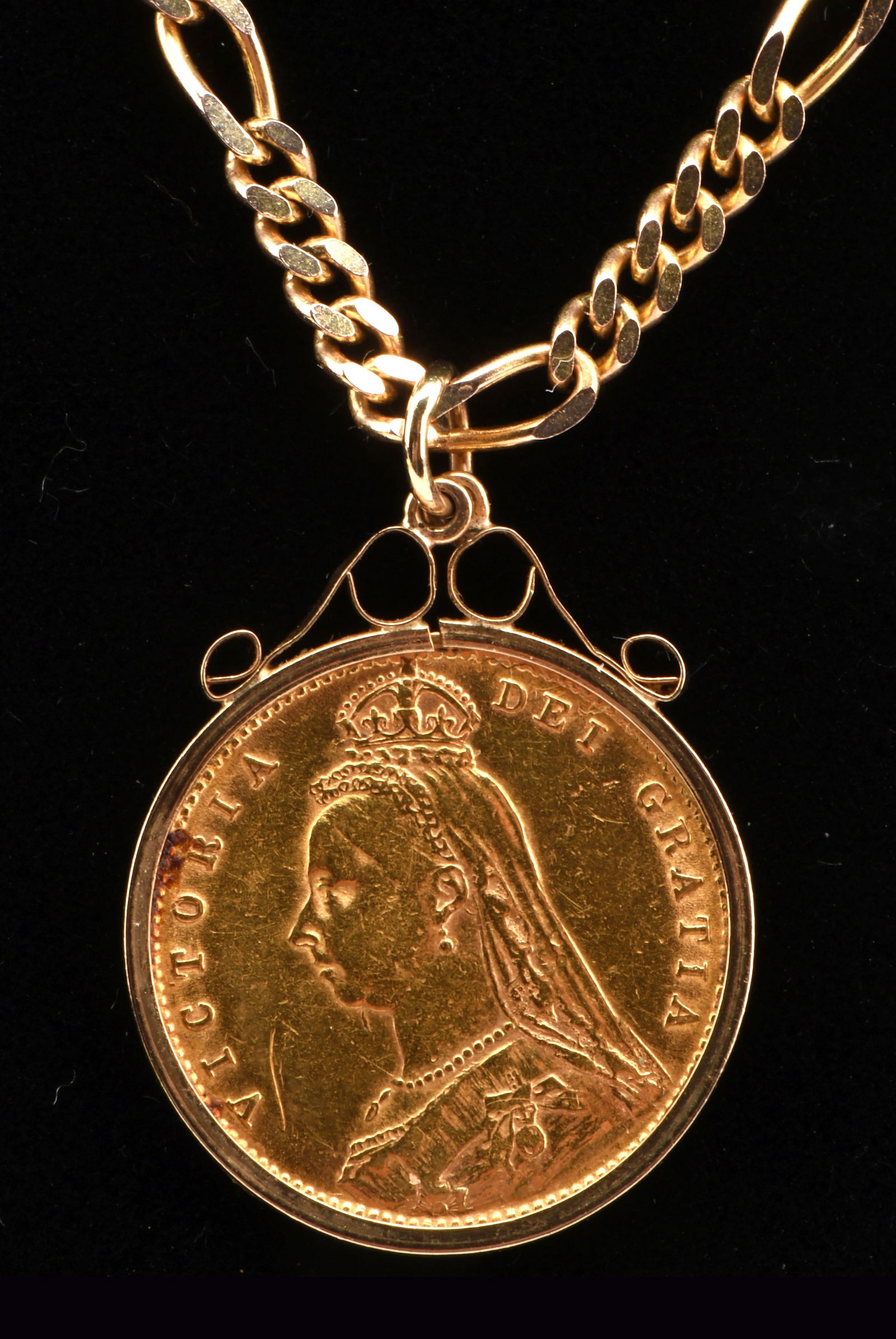 Victoria 1892 half sovereign pendant, with shield (1 of 1)