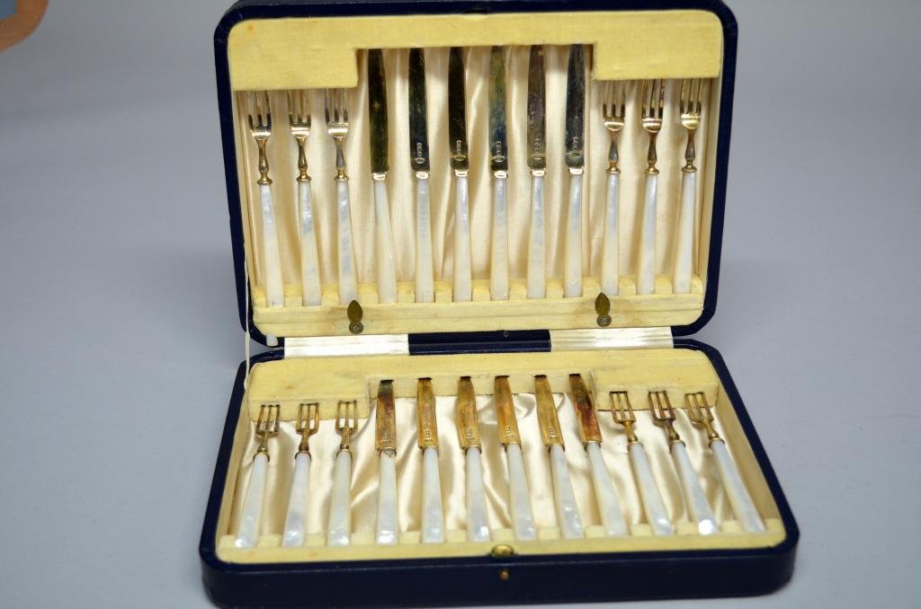 George V boxed set of silver gilt and mother-of-pearl: George V boxed set of silver gilt and mother-of-pearl handled fruit knives and forks for twelve, by The Goldsmiths Co., Sheffield, 1915, in fitted case