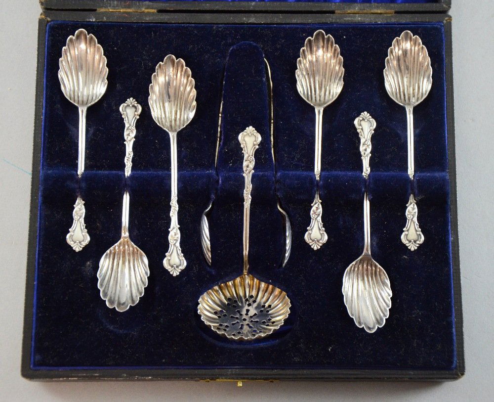 Edward VII set of silver shell form tea spoons, tongs: Edward VII set of silver shell form tea spoons, tongs and sifter spoon, by A.J.B., Birmingham, 1905, (in fitted case),