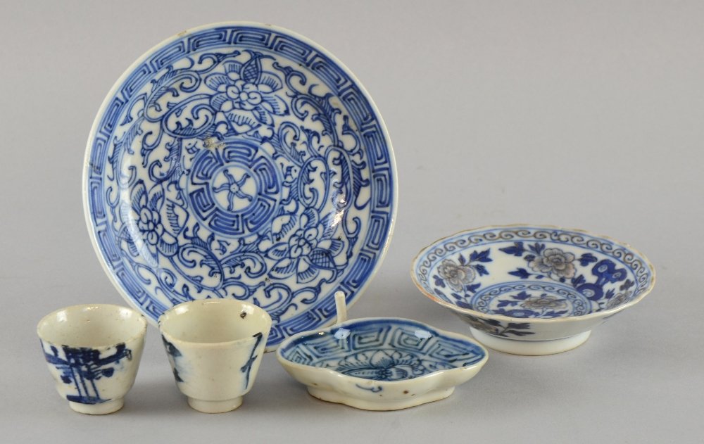 Two Chinese blue and white miniature tea bowls, small (1 of 1)