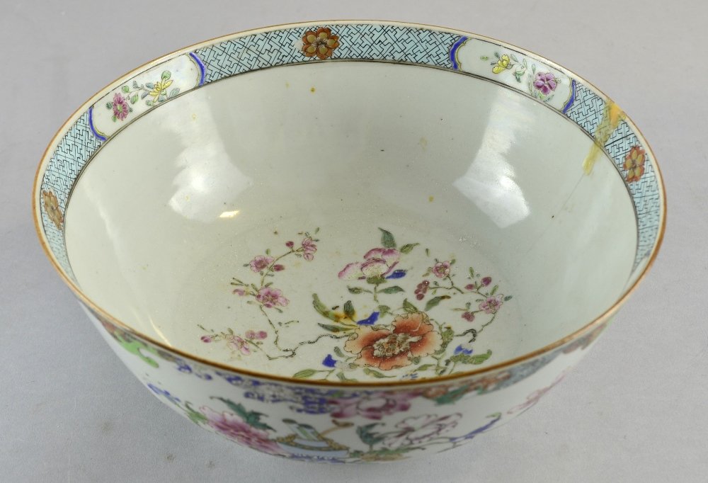 19th century Chinese export ware bowl, decorated with (1 of 3)