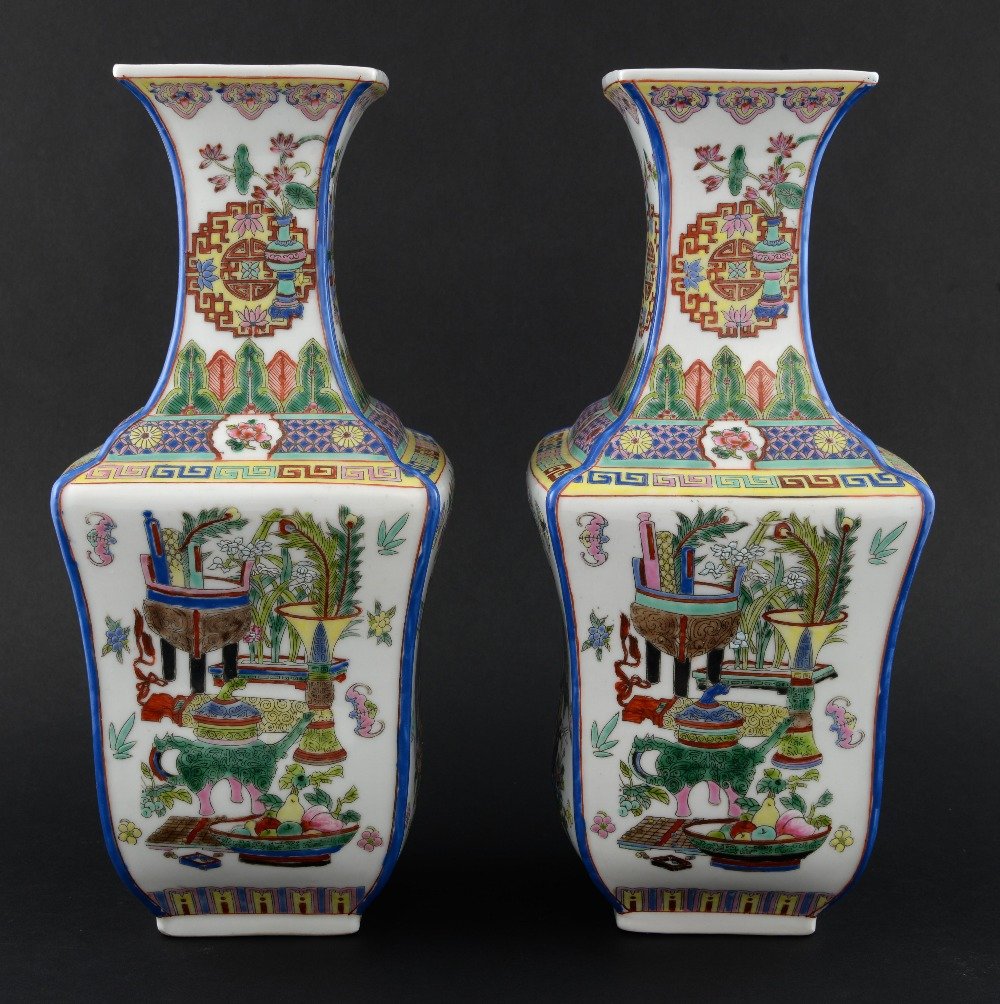 Pair of modern Chinese famille rose vases decorated (1 of 5)