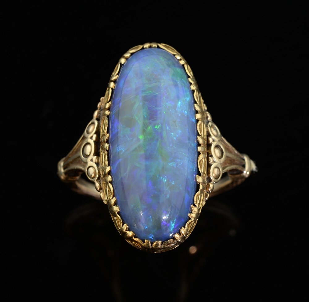 Black opal and gold ring, an oval caboch (1 of 2)